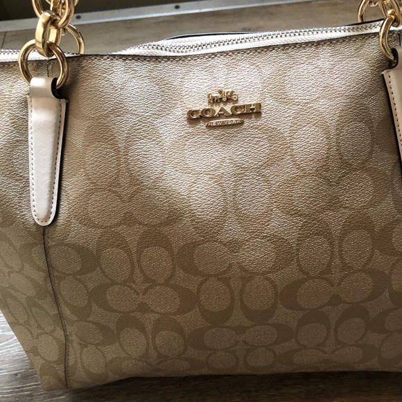 Coach Leather Signature Gallery Zippered Tote. Gold Hardware. GUC - Picture 3 of 11